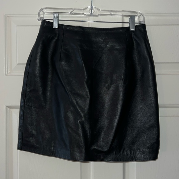 Black Leather Mini Skirt lined Hugo Buscati Mini Skirt Size 8 - Picture 1 of 4